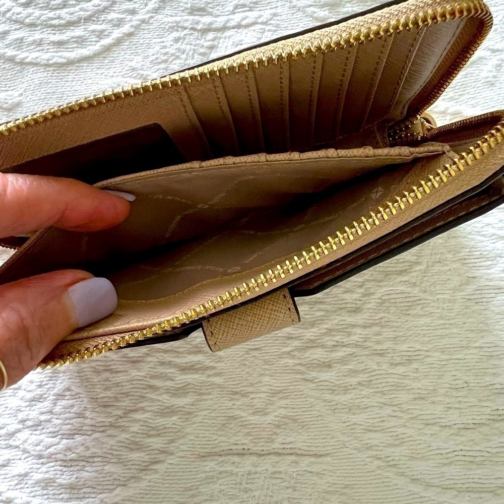 Michael Kors: NEW Women zip around wristlet, phone holder, cards and ID slots. - Picture 6 of 11